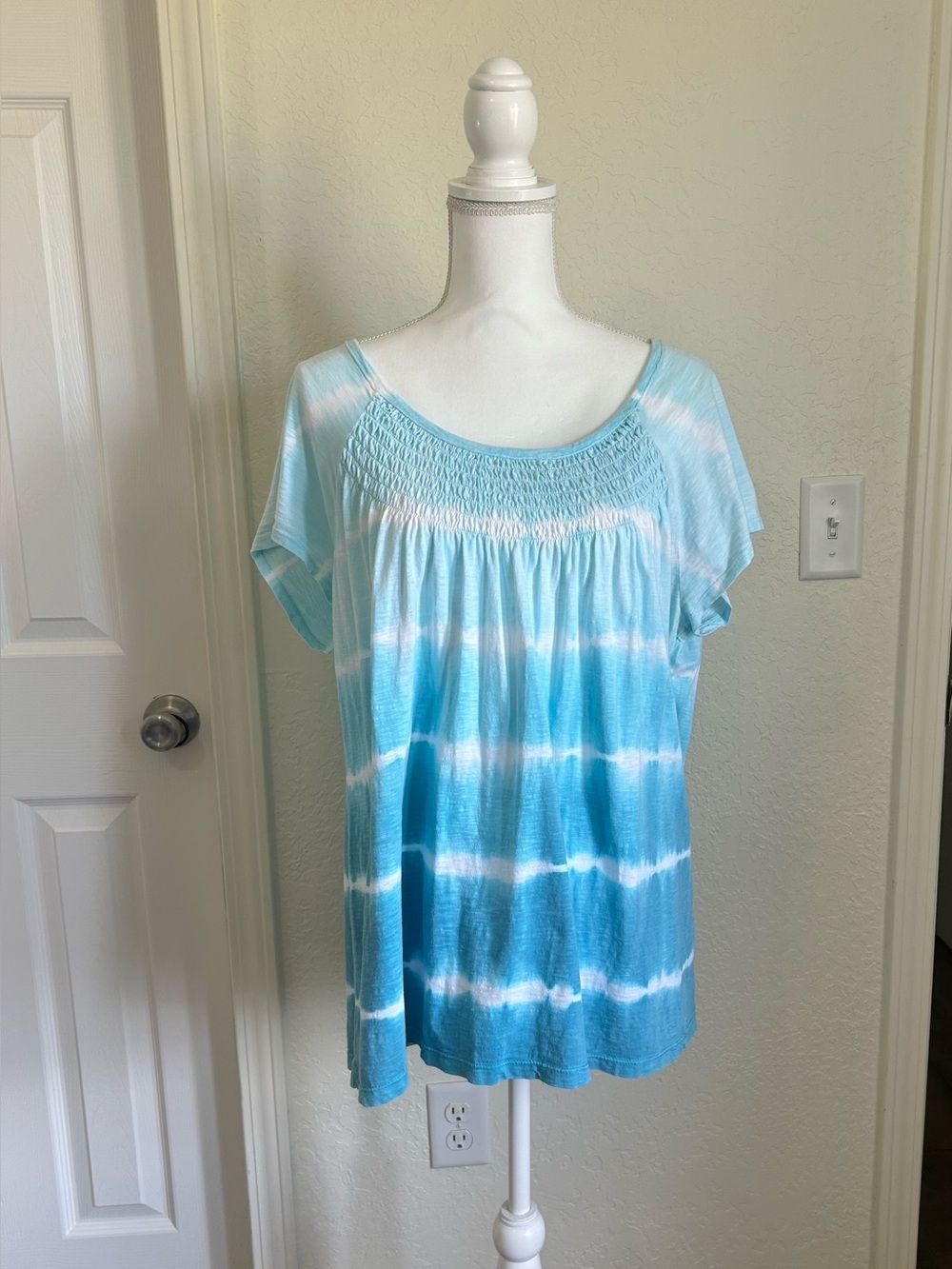 Chico's Size 3 Blue Tie Dye Smocked 100% Cotton Resort Top XL Coastal Resortwear